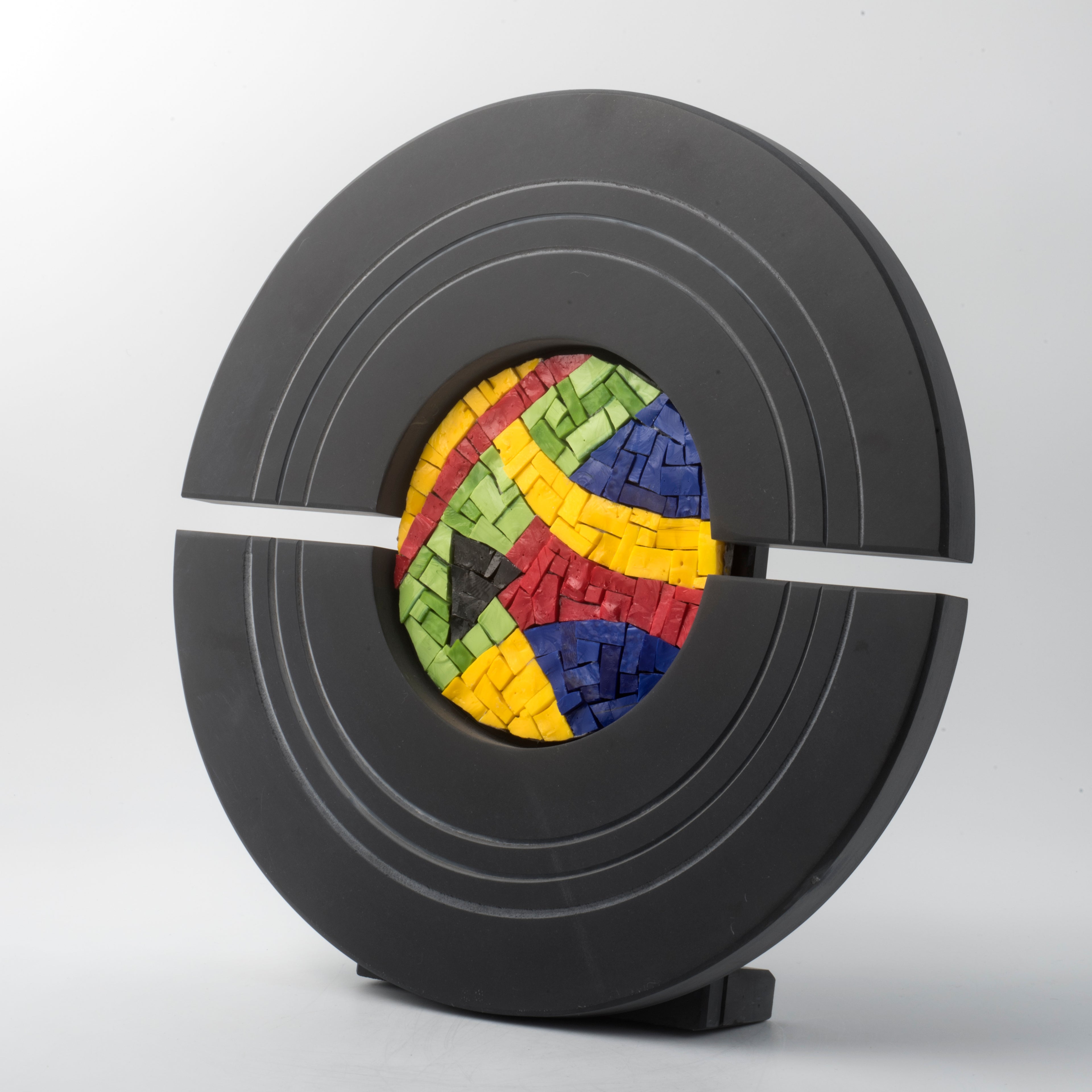 RITMO COLORATO - scultura in mosaico e ardesia -  Pezzo unico di Nino Basso
