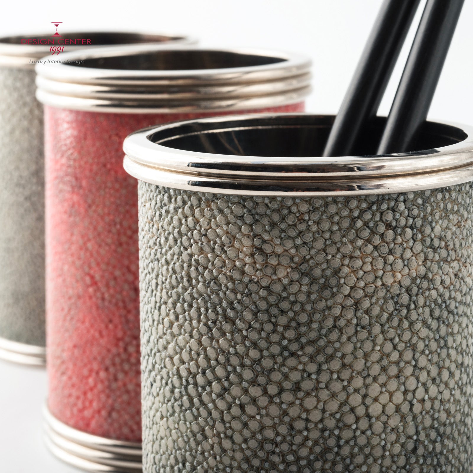 Portapenne in pelle shagreen salvia scuro - Design elegante di Nino Basso