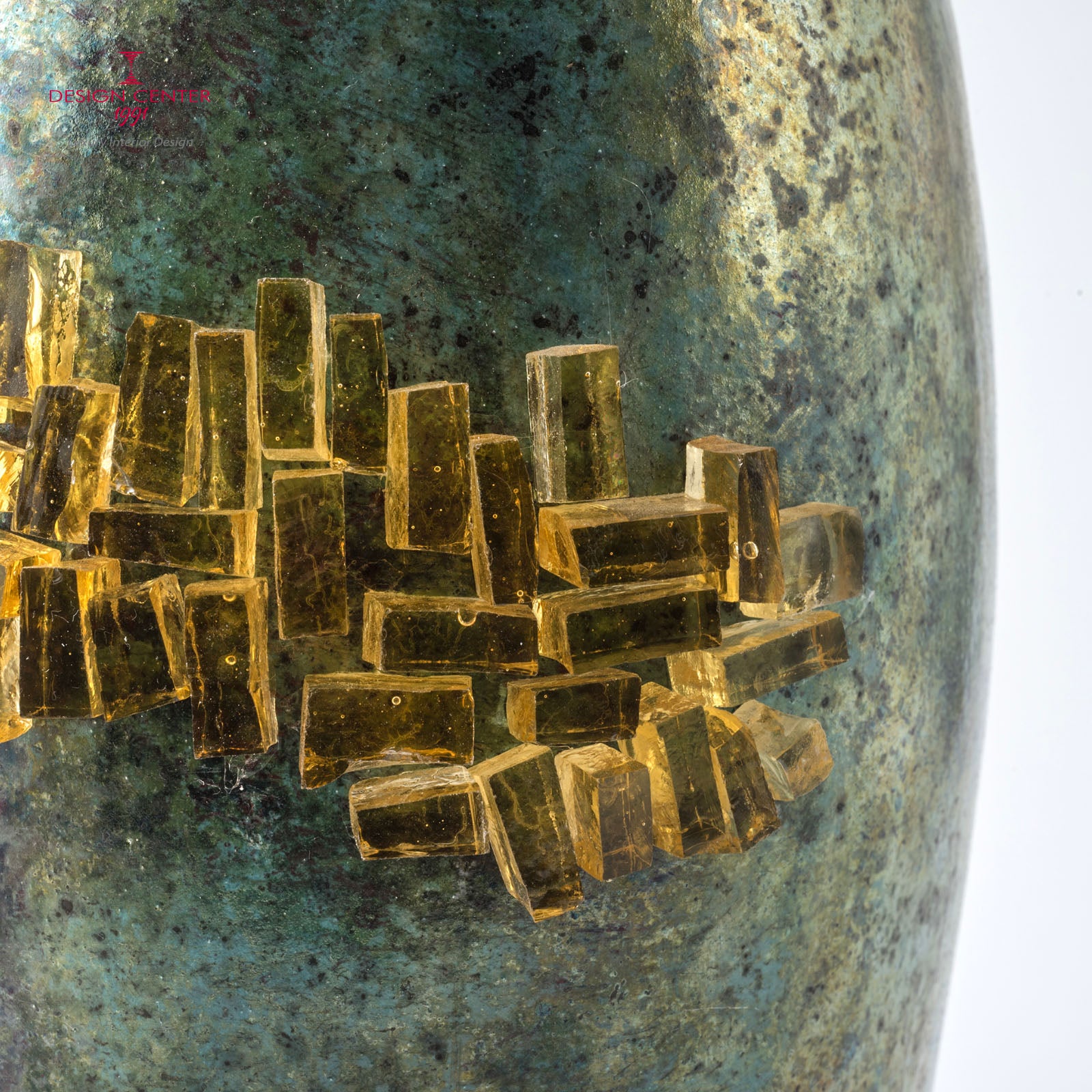 CONCERTO IN ORO - Vaso scultura in ceramica Raku e mosaico dorato - Pezzo unico di Nino Basso
