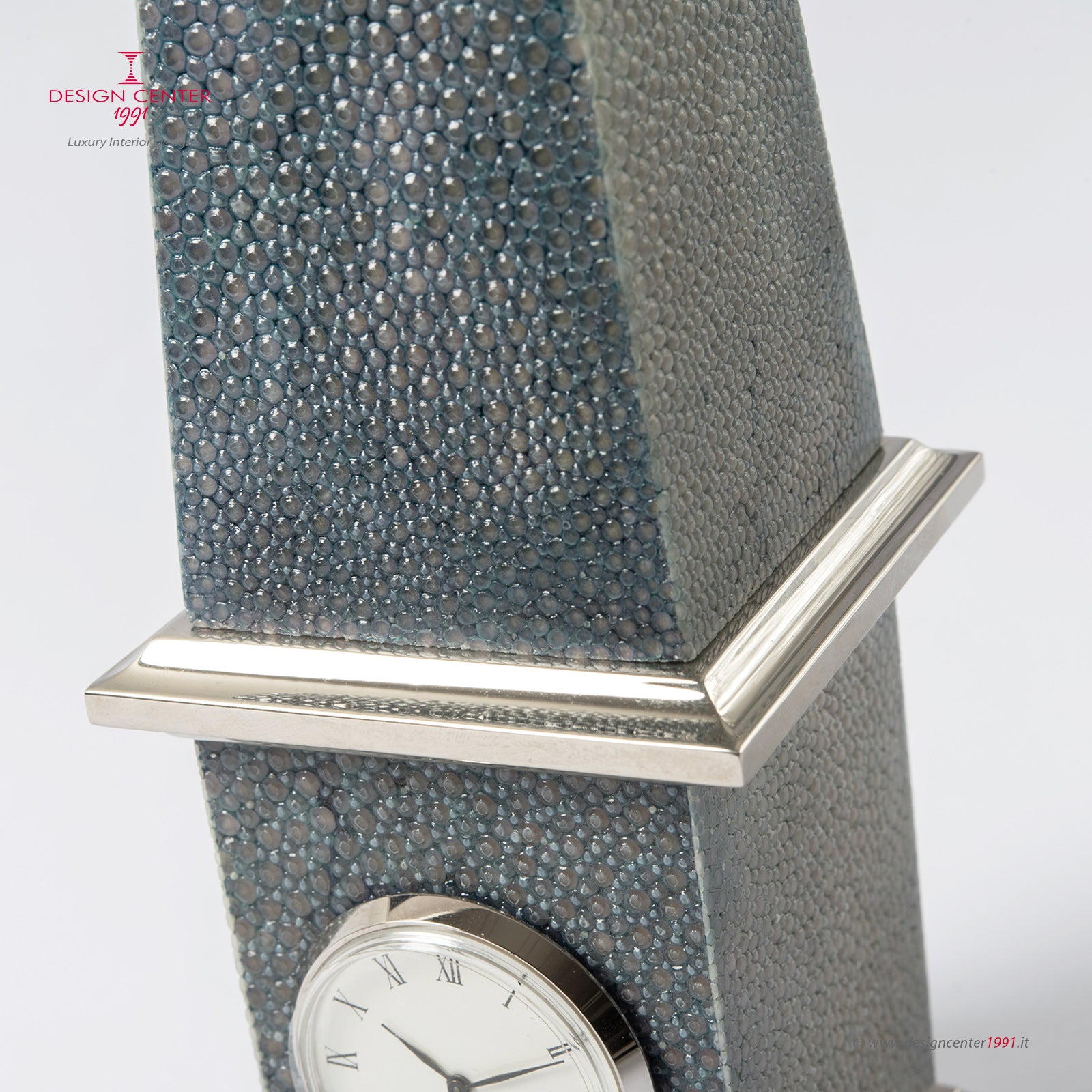 LUXOR - Orologio scultura a obelisco in vera pelle shagreen - Design Nino Basso