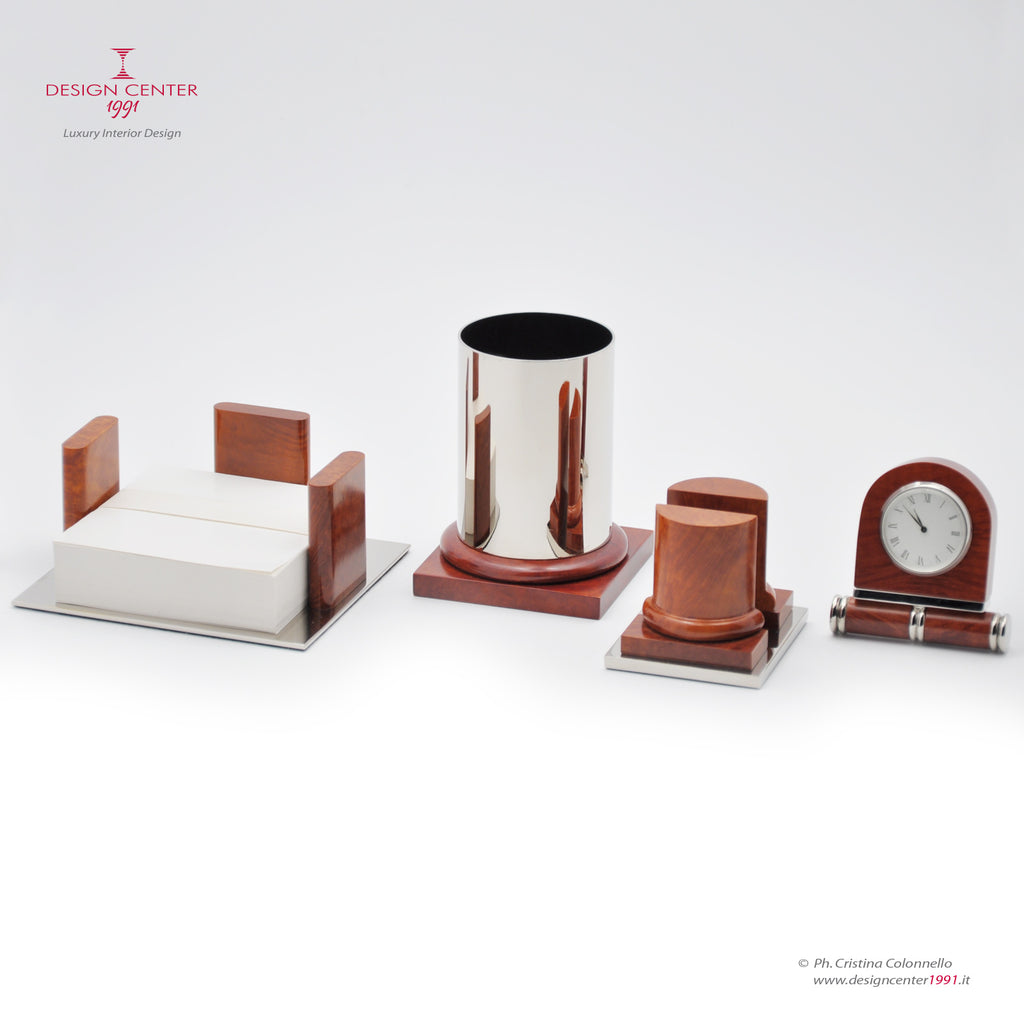 il set comprende portapenne, orologio, porta biglietti da visita e porta foglietti appunti in radica pregiata, colore rosso arancio. design moderno e richiami architettonici classici.